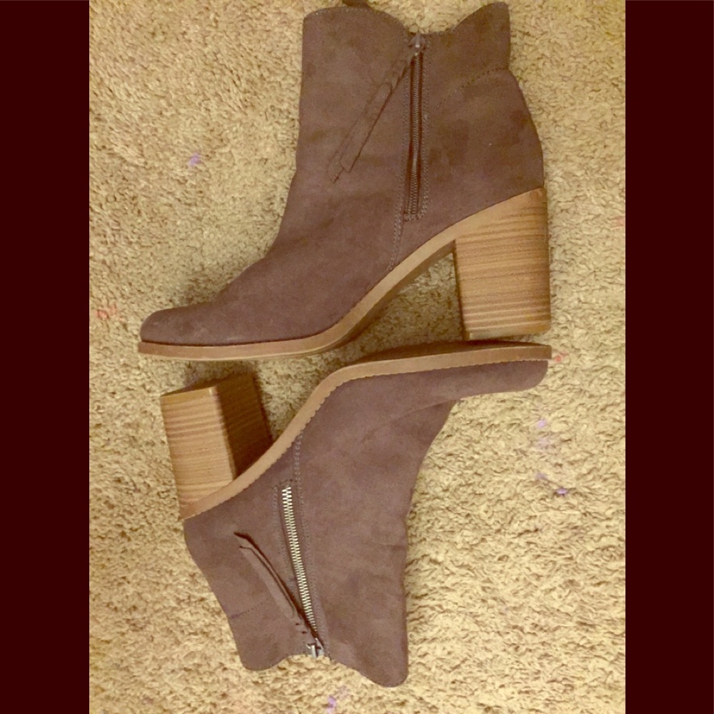 Size 11 block heel brown suede boots